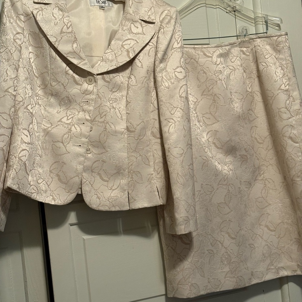Le Suit Cream Floral Patterned Dress Suit